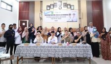 Peserta pelatihan digital marketing bagi pelaku usaha mikro berfoto bersama usai kegiatan yang digelar Dinas Koperasi, Usaha Mikro, Perdagangan dan Perindustrian (Diskumdagri) Kabupaten Tanah Bumbu di Aula Kantor Kelurahan Gunung Tinggi, Kecamatan Batulicin, Rabu (03/06/2026).