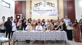 Peserta pelatihan digital marketing bagi pelaku usaha mikro berfoto bersama usai kegiatan yang digelar Dinas Koperasi, Usaha Mikro, Perdagangan dan Perindustrian (Diskumdagri) Kabupaten Tanah Bumbu di Aula Kantor Kelurahan Gunung Tinggi, Kecamatan Batulicin, Rabu (03/06/2026).
