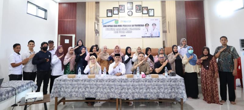 Peserta pelatihan digital marketing bagi pelaku usaha mikro berfoto bersama usai kegiatan yang digelar Dinas Koperasi, Usaha Mikro, Perdagangan dan Perindustrian (Diskumdagri) Kabupaten Tanah Bumbu di Aula Kantor Kelurahan Gunung Tinggi, Kecamatan Batulicin, Rabu (03/06/2026).