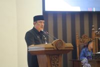 Rapat Paripurna DPRD Tanah Bumbu membahas jawaban Bupati terhadap pandangan umum fraksi-fraksi terkait Raperda Penyelenggaraan Perizinan Berusaha Berbasis Risiko, Kamis (04/06/2026). Pemkab Tanah Bumbu menegaskan komitmen memperkuat layanan perizinan digital berbasis OSS-RBA