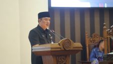 Rapat Paripurna DPRD Tanah Bumbu membahas jawaban Bupati terhadap pandangan umum fraksi-fraksi terkait Raperda Penyelenggaraan Perizinan Berusaha Berbasis Risiko, Kamis (04/06/2026). Pemkab Tanah Bumbu menegaskan komitmen memperkuat layanan perizinan digital berbasis OSS-RBA