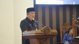 Rapat Paripurna DPRD Tanah Bumbu membahas jawaban Bupati terhadap pandangan umum fraksi-fraksi terkait Raperda Penyelenggaraan Perizinan Berusaha Berbasis Risiko, Kamis (04/06/2026). Pemkab Tanah Bumbu menegaskan komitmen memperkuat layanan perizinan digital berbasis OSS-RBA