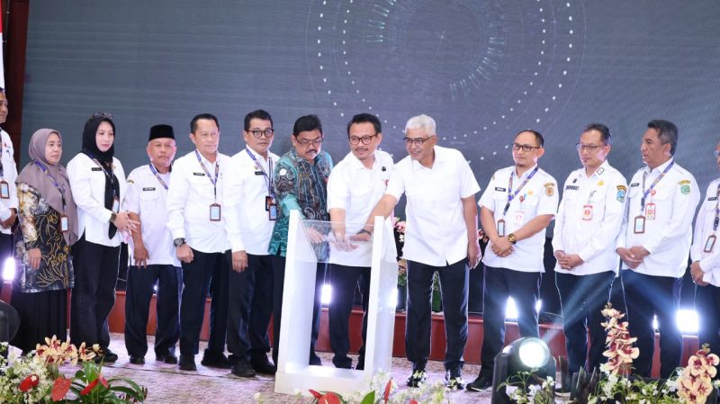 Asisten Perekonomian dan Pembangunan Setda Tanah Bumbu Eryanto Rais bersama Kepala Diskominfosp Tanah Bumbu Al Husain Mardani menghadiri Public Communication Summit 2026 di Banjarmasin, Rabu (03/06/2026).