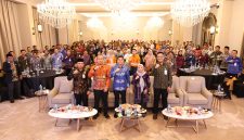 Bupati Tanah Bumbu Andi Rudi Latif meluncurkan Aplikasi Si-Tegar BerAKSI saat kegiatan sosialisasi ketenagakerjaan di Simpang Empat, Kamis (04/06/2026).