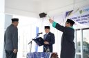Bupati Tanah Bumbu Andi Rudi Latif saat melantik dan mengambil sumpah jabatan Andi Anwar Sadat sebagai Kepala Dinas Perikanan Kabupaten Tanah Bumbu dalam pelantikan JPT Pratama yang berlangsung di Kantor Dinas Perikanan Kusan Hilir, Kamis (04/06/2026).