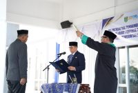 Bupati Tanah Bumbu Andi Rudi Latif saat melantik dan mengambil sumpah jabatan Andi Anwar Sadat sebagai Kepala Dinas Perikanan Kabupaten Tanah Bumbu dalam pelantikan JPT Pratama yang berlangsung di Kantor Dinas Perikanan Kusan Hilir, Kamis (04/06/2026).