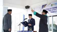 Bupati Tanah Bumbu Andi Rudi Latif saat melantik dan mengambil sumpah jabatan Andi Anwar Sadat sebagai Kepala Dinas Perikanan Kabupaten Tanah Bumbu dalam pelantikan JPT Pratama yang berlangsung di Kantor Dinas Perikanan Kusan Hilir, Kamis (04/06/2026).