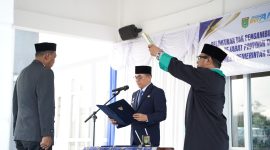 Bupati Tanah Bumbu Andi Rudi Latif saat melantik dan mengambil sumpah jabatan Andi Anwar Sadat sebagai Kepala Dinas Perikanan Kabupaten Tanah Bumbu dalam pelantikan JPT Pratama yang berlangsung di Kantor Dinas Perikanan Kusan Hilir, Kamis (04/06/2026).
