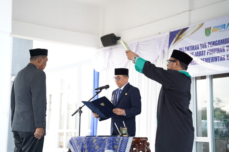 Bupati Tanah Bumbu Andi Rudi Latif saat melantik dan mengambil sumpah jabatan Andi Anwar Sadat sebagai Kepala Dinas Perikanan Kabupaten Tanah Bumbu dalam pelantikan JPT Pratama yang berlangsung di Kantor Dinas Perikanan Kusan Hilir, Kamis (04/06/2026).
