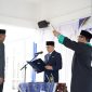 Bupati Tanah Bumbu Andi Rudi Latif saat melantik dan mengambil sumpah jabatan Andi Anwar Sadat sebagai Kepala Dinas Perikanan Kabupaten Tanah Bumbu dalam pelantikan JPT Pratama yang berlangsung di Kantor Dinas Perikanan Kusan Hilir, Kamis (04/06/2026).
