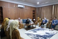Ketua Dekranasda Kabupaten Tanah Bumbu, Andi Irmayani Rudi Latif, memimpin rapat evaluasi di Gerai Dekranasda Simpang Empat guna membahas strategi peningkatan kualitas produk kerajinan, pembinaan UMKM, dan pengembangan ekonomi kreatif daerah.