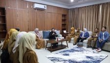 Ketua Dekranasda Kabupaten Tanah Bumbu, Andi Irmayani Rudi Latif, memimpin rapat evaluasi di Gerai Dekranasda Simpang Empat guna membahas strategi peningkatan kualitas produk kerajinan, pembinaan UMKM, dan pengembangan ekonomi kreatif daerah.