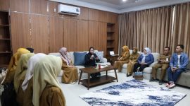 Ketua Dekranasda Kabupaten Tanah Bumbu, Andi Irmayani Rudi Latif, memimpin rapat evaluasi di Gerai Dekranasda Simpang Empat guna membahas strategi peningkatan kualitas produk kerajinan, pembinaan UMKM, dan pengembangan ekonomi kreatif daerah.