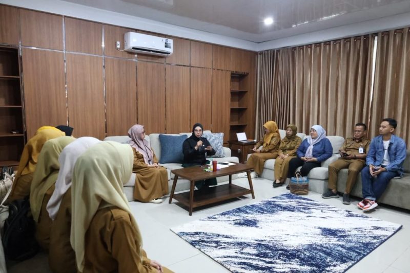 Ketua Dekranasda Kabupaten Tanah Bumbu, Andi Irmayani Rudi Latif, memimpin rapat evaluasi di Gerai Dekranasda Simpang Empat guna membahas strategi peningkatan kualitas produk kerajinan, pembinaan UMKM, dan pengembangan ekonomi kreatif daerah.