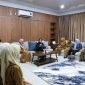Ketua Dekranasda Kabupaten Tanah Bumbu, Andi Irmayani Rudi Latif, memimpin rapat evaluasi di Gerai Dekranasda Simpang Empat guna membahas strategi peningkatan kualitas produk kerajinan, pembinaan UMKM, dan pengembangan ekonomi kreatif daerah.
