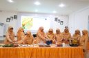 Anggota Dharma Wanita Persatuan (DWP) Kabupaten Tanah Bumbu mengikuti praktik pembuatan rolade ikan pada kegiatan Pelatihan Peningkatan Ekonomi Keluarga di Gedung Sekretariat PKK Kapet, Rabu (10/06/2026).