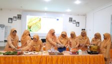 Anggota Dharma Wanita Persatuan (DWP) Kabupaten Tanah Bumbu mengikuti praktik pembuatan rolade ikan pada kegiatan Pelatihan Peningkatan Ekonomi Keluarga di Gedung Sekretariat PKK Kapet, Rabu (10/06/2026).