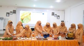 Anggota Dharma Wanita Persatuan (DWP) Kabupaten Tanah Bumbu mengikuti praktik pembuatan rolade ikan pada kegiatan Pelatihan Peningkatan Ekonomi Keluarga di Gedung Sekretariat PKK Kapet, Rabu (10/06/2026).