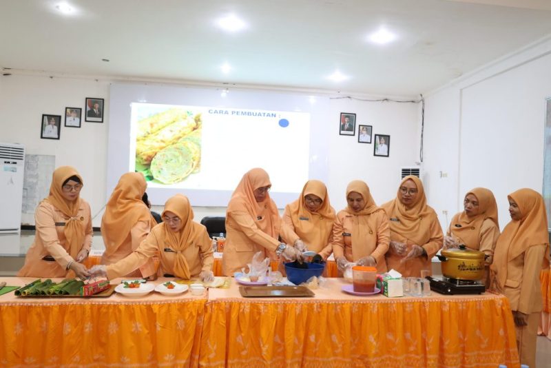 Anggota Dharma Wanita Persatuan (DWP) Kabupaten Tanah Bumbu mengikuti praktik pembuatan rolade ikan pada kegiatan Pelatihan Peningkatan Ekonomi Keluarga di Gedung Sekretariat PKK Kapet, Rabu (10/06/2026).