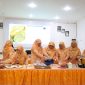 Anggota Dharma Wanita Persatuan (DWP) Kabupaten Tanah Bumbu mengikuti praktik pembuatan rolade ikan pada kegiatan Pelatihan Peningkatan Ekonomi Keluarga di Gedung Sekretariat PKK Kapet, Rabu (10/06/2026).