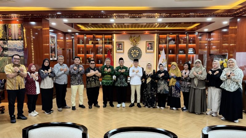 Rektor Universitas UNUKASE, Dr. Ir. H. Abrani Sulaiman, M.Sc., menghadiri audiensi bersama Menteri Pelindungan Pekerja Migran Indonesia