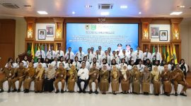 Peserta Pelatihan Kepemimpinan Pengawas (PKP) Angkatan IV Tahun 2026 Pemerintah Kabupaten Tanah Bumbu berfoto bersama usai pembukaan kegiatan di Badan Pengembangan Sumber Daya Manusia Daerah (BPSDMD) Provinsi Kalimantan Selatan, Banjarbaru, Selasa (09/06/2026).