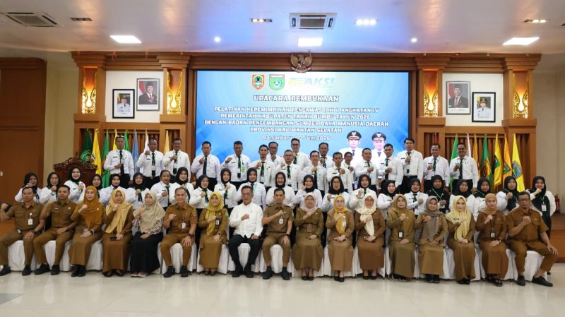 Peserta Pelatihan Kepemimpinan Pengawas (PKP) Angkatan IV Tahun 2026 Pemerintah Kabupaten Tanah Bumbu berfoto bersama usai pembukaan kegiatan di Badan Pengembangan Sumber Daya Manusia Daerah (BPSDMD) Provinsi Kalimantan Selatan, Banjarbaru, Selasa (09/06/2026).