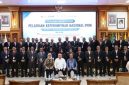 Peserta Pelatihan Kepemimpinan Nasional (PKN) Tingkat II Angkatan XVIII Tahun 2026 berfoto bersama usai upacara pembukaan di Aula BPSDMD Provinsi Kalimantan Selatan, Banjarbaru, Rabu (10/06/2026).