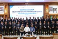 Peserta Pelatihan Kepemimpinan Nasional (PKN) Tingkat II Angkatan XVIII Tahun 2026 berfoto bersama usai upacara pembukaan di Aula BPSDMD Provinsi Kalimantan Selatan, Banjarbaru, Rabu (10/06/2026).