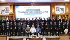 Peserta Pelatihan Kepemimpinan Nasional (PKN) Tingkat II Angkatan XVIII Tahun 2026 berfoto bersama usai upacara pembukaan di Aula BPSDMD Provinsi Kalimantan Selatan, Banjarbaru, Rabu (10/06/2026).