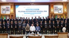 Peserta Pelatihan Kepemimpinan Nasional (PKN) Tingkat II Angkatan XVIII Tahun 2026 berfoto bersama usai upacara pembukaan di Aula BPSDMD Provinsi Kalimantan Selatan, Banjarbaru, Rabu (10/06/2026).