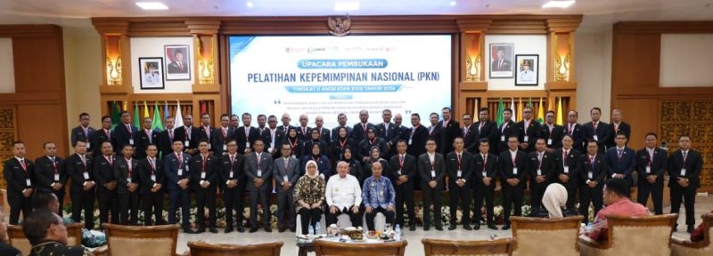 Peserta Pelatihan Kepemimpinan Nasional (PKN) Tingkat II Angkatan XVIII Tahun 2026 berfoto bersama usai upacara pembukaan di Aula BPSDMD Provinsi Kalimantan Selatan, Banjarbaru, Rabu (10/06/2026).