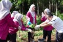 Dinas Perumahan Rakyat, Kawasan Permukiman dan Pengelolaan Lingkungan Hidup (DPRKPLH) Kabupaten Tanah Laut bersama Gabungan Organisasi Wanita (GOW) Kabupaten Tanah Laut menggelar kegiatan penanaman pohon, Jumat (12/06/2026).
