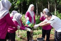 Dinas Perumahan Rakyat, Kawasan Permukiman dan Pengelolaan Lingkungan Hidup (DPRKPLH) Kabupaten Tanah Laut bersama Gabungan Organisasi Wanita (GOW) Kabupaten Tanah Laut menggelar kegiatan penanaman pohon, Jumat (12/06/2026).