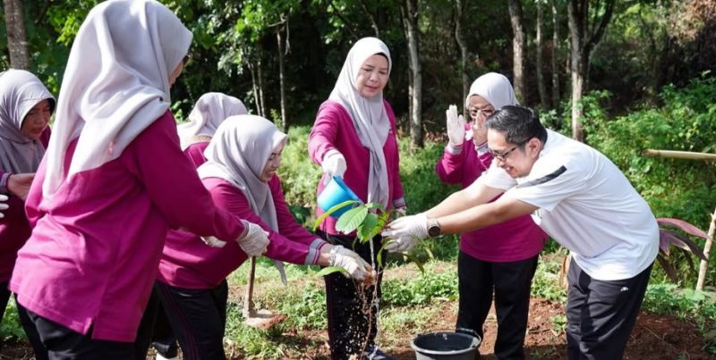 Dinas Perumahan Rakyat, Kawasan Permukiman dan Pengelolaan Lingkungan Hidup (DPRKPLH) Kabupaten Tanah Laut bersama Gabungan Organisasi Wanita (GOW) Kabupaten Tanah Laut menggelar kegiatan penanaman pohon, Jumat (12/06/2026).