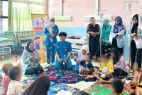 Anak-anak penyandang leukemia di RSUD Ulin Banjarmasin diajak lebih rileks lewat bubble blowing therapy. Tim FKIK ULM melatih orang tua menggunakan terapi meniup gelembung sabun untuk membantu menurunkan kecemasan saat kemoterapi.