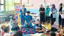 Anak-anak penyandang leukemia di RSUD Ulin Banjarmasin diajak lebih rileks lewat bubble blowing therapy. Tim FKIK ULM melatih orang tua menggunakan terapi meniup gelembung sabun untuk membantu menurunkan kecemasan saat kemoterapi.