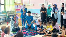 Anak-anak penyandang leukemia di RSUD Ulin Banjarmasin diajak lebih rileks lewat bubble blowing therapy. Tim FKIK ULM melatih orang tua menggunakan terapi meniup gelembung sabun untuk membantu menurunkan kecemasan saat kemoterapi.