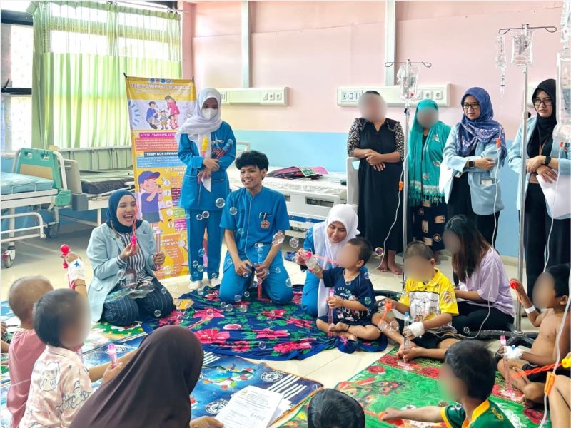Anak-anak penyandang leukemia di RSUD Ulin Banjarmasin diajak lebih rileks lewat bubble blowing therapy. Tim FKIK ULM melatih orang tua menggunakan terapi meniup gelembung sabun untuk membantu menurunkan kecemasan saat kemoterapi.