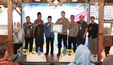 Asisten Perekonomian dan Pembangunan Setda Tanah Bumbu, Eryanto Rais, menyerahkan Sertifikat Penghargaan kepada Kapolres Tanah Bumbu sebagai bentuk apresiasi Pemerintah Kabupaten Tanah Bumbu atas inovasi pelayanan publik Kopi Manis (Kantor Polisi Keliling Humanis), usai pembukaan Pelatihan Bahasa Mandarin Tahun 2026, Jumat (12/6/2026).