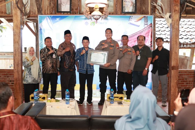 Asisten Perekonomian dan Pembangunan Setda Tanah Bumbu, Eryanto Rais, menyerahkan Sertifikat Penghargaan kepada Kapolres Tanah Bumbu sebagai bentuk apresiasi Pemerintah Kabupaten Tanah Bumbu atas inovasi pelayanan publik Kopi Manis (Kantor Polisi Keliling Humanis), usai pembukaan Pelatihan Bahasa Mandarin Tahun 2026, Jumat (12/6/2026).