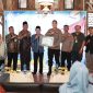Asisten Perekonomian dan Pembangunan Setda Tanah Bumbu, Eryanto Rais, menyerahkan Sertifikat Penghargaan kepada Kapolres Tanah Bumbu sebagai bentuk apresiasi Pemerintah Kabupaten Tanah Bumbu atas inovasi pelayanan publik Kopi Manis (Kantor Polisi Keliling Humanis), usai pembukaan Pelatihan Bahasa Mandarin Tahun 2026, Jumat (12/6/2026).
