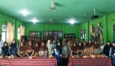 Tim Pengabdian kepada Masyarakat Fakultas Kedokteran dan Ilmu Kesehatan (FKIK) ULM membentuk peer grup kader teman sebaya