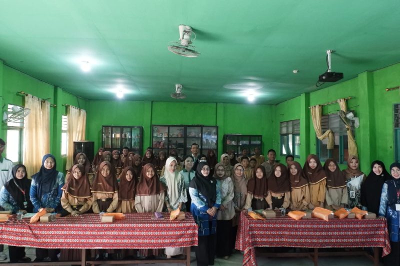 Tim Pengabdian kepada Masyarakat Fakultas Kedokteran dan Ilmu Kesehatan (FKIK) ULM membentuk peer grup kader teman sebaya