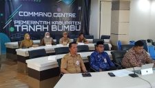Jajaran Pemerintah Kabupaten Tanah Bumbu mengikuti secara virtual peresmian Mal Pelayanan Publik (MPP) oleh Menteri PANRB Rini Widyantini dari Command Centre Kantor Bupati Tanah Bumbu di Gunung Tinggi, Batulicin, Senin (15/06/2026).
