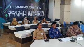 Jajaran Pemerintah Kabupaten Tanah Bumbu mengikuti secara virtual peresmian Mal Pelayanan Publik (MPP) oleh Menteri PANRB Rini Widyantini dari Command Centre Kantor Bupati Tanah Bumbu di Gunung Tinggi, Batulicin, Senin (15/06/2026).