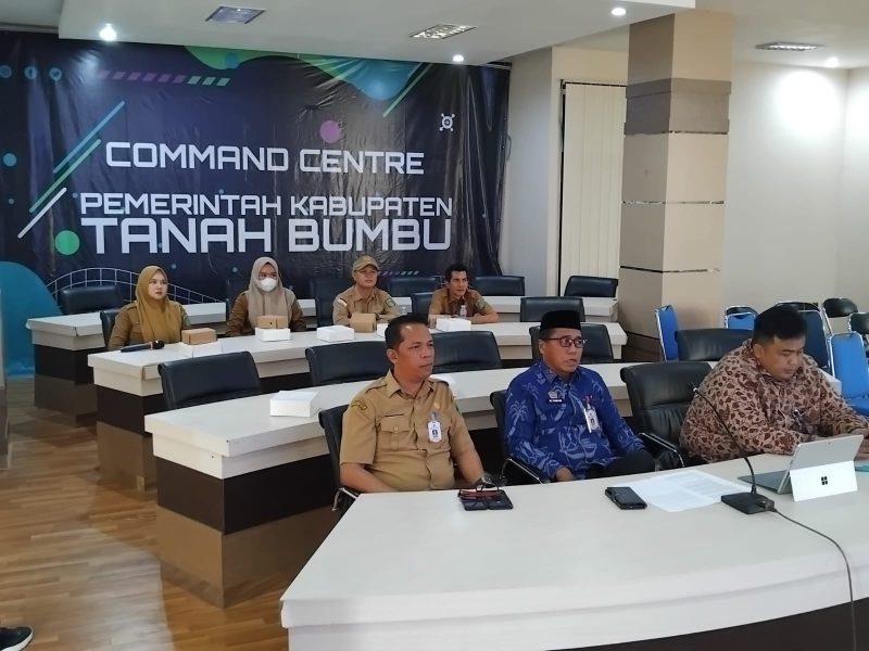 Jajaran Pemerintah Kabupaten Tanah Bumbu mengikuti secara virtual peresmian Mal Pelayanan Publik (MPP) oleh Menteri PANRB Rini Widyantini dari Command Centre Kantor Bupati Tanah Bumbu di Gunung Tinggi, Batulicin, Senin (15/06/2026).