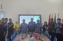 Direktur PT Kodeco Agrojaya Mandiri (KAM), Anang Yusanto, bersama perwakilan BPJS Ketenagakerjaan Cabang Batulicin dan kepala sekolah dari delapan SMK di Kabupaten Tanah Bumbu berfoto bersama usai penandatanganan Nota Kesepahaman (MoU) perlindungan jaminan sosial ketenagakerjaan bagi siswa magang di SMKN 1 Simpang Empat, Kamis (11/06/2026).