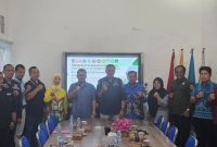 Direktur PT Kodeco Agrojaya Mandiri (KAM), Anang Yusanto, bersama perwakilan BPJS Ketenagakerjaan Cabang Batulicin dan kepala sekolah dari delapan SMK di Kabupaten Tanah Bumbu berfoto bersama usai penandatanganan Nota Kesepahaman (MoU) perlindungan jaminan sosial ketenagakerjaan bagi siswa magang di SMKN 1 Simpang Empat, Kamis (11/06/2026).