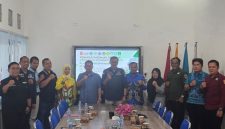 Direktur PT Kodeco Agrojaya Mandiri (KAM), Anang Yusanto, bersama perwakilan BPJS Ketenagakerjaan Cabang Batulicin dan kepala sekolah dari delapan SMK di Kabupaten Tanah Bumbu berfoto bersama usai penandatanganan Nota Kesepahaman (MoU) perlindungan jaminan sosial ketenagakerjaan bagi siswa magang di SMKN 1 Simpang Empat, Kamis (11/06/2026).